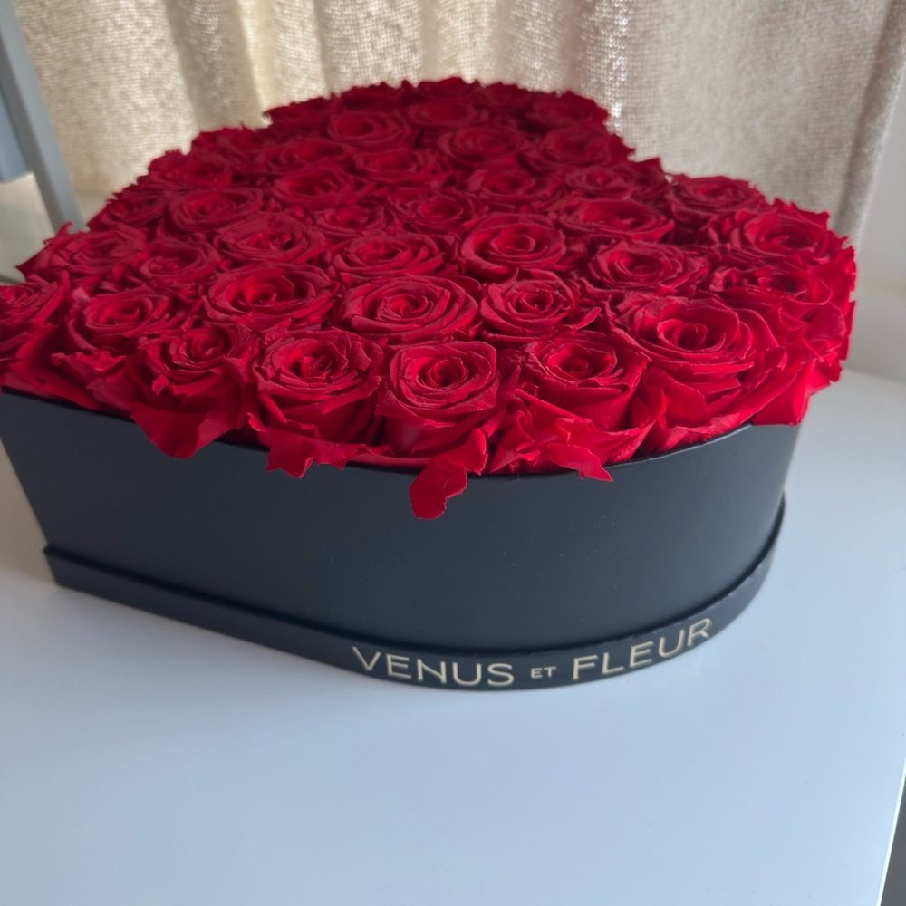 Venus ET Fleur Heart-Shaped Red Rose Arrangement - Picture 2 of 4